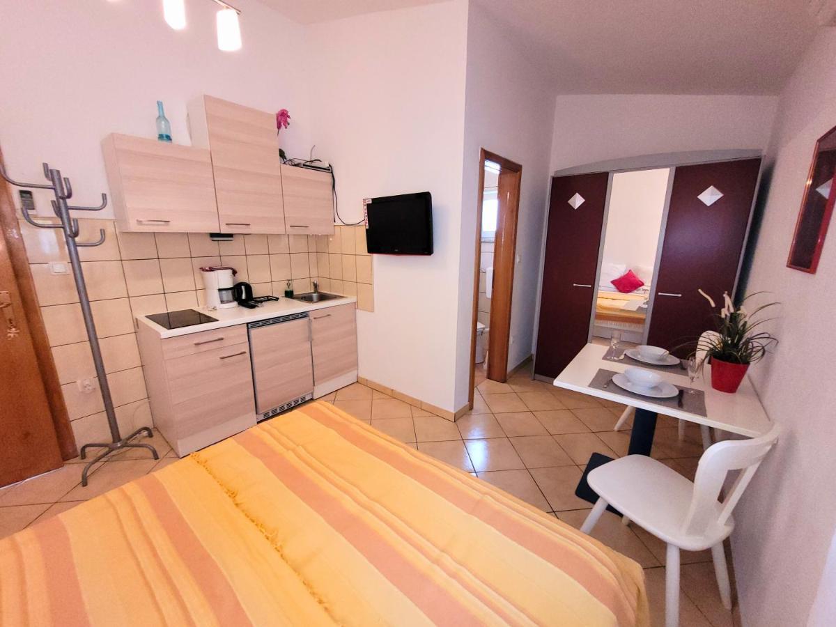 Apartment Jelena Vir Ngoại thất bức ảnh